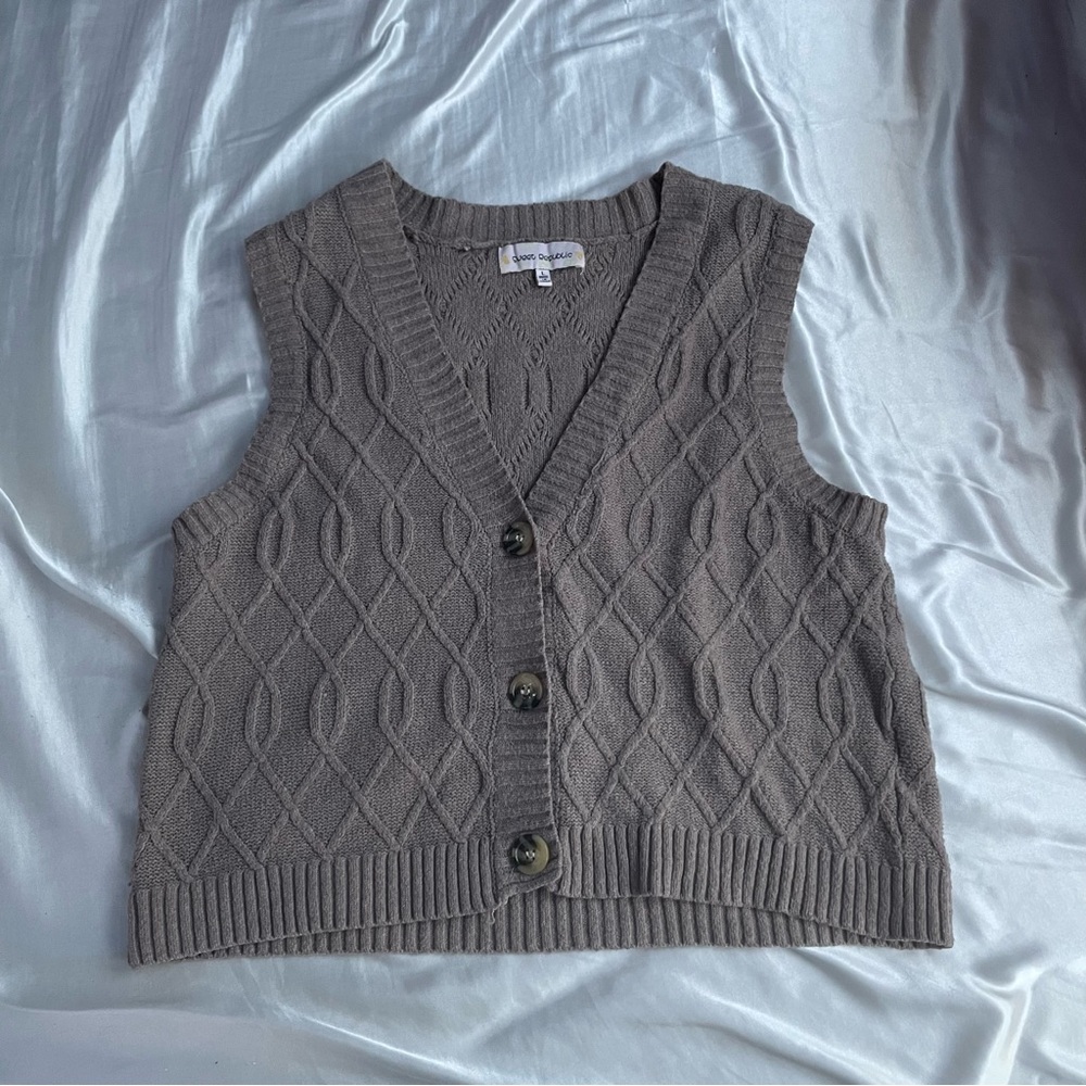 Cable Knit Sleeveless Sweater Vest - Brown/ Tan